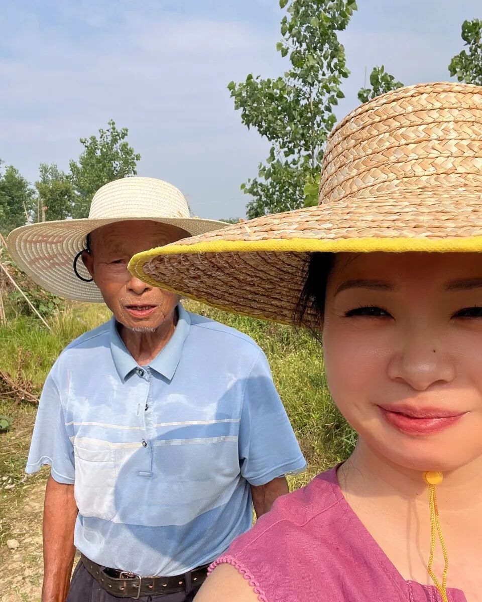 80岁老人亲手种2米向日葵为外孙女高考打气，3个月精心培育，妈妈从农村带到考场外