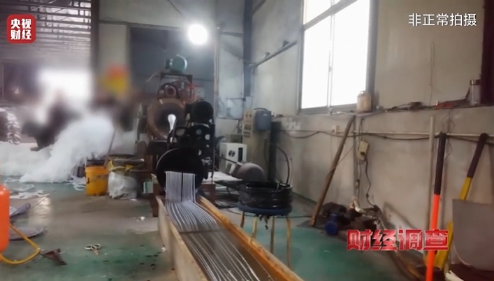 触目惊心！用拖鞋边角废料做牙刷，央视曝光→
