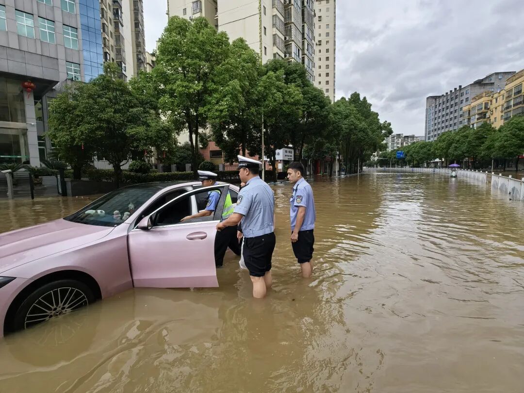 暴雨突袭！松桃公安奋战防汛救援一线