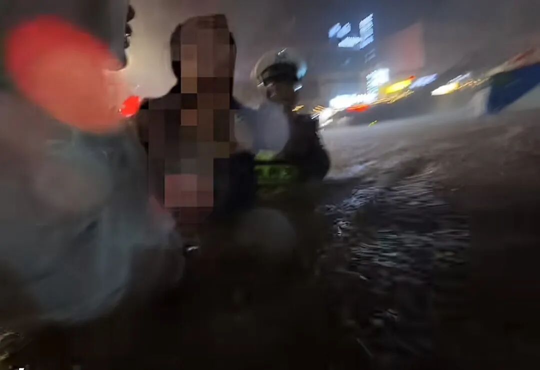 贵州暴雨一面包车司机被困积水中,水位到胸口,漫过方向盘,交警和大学生涉水救援 贵州暴雨一面包车司机被困积水中,水位到胸口,漫过方向盘,交警和大学生涉水救援
