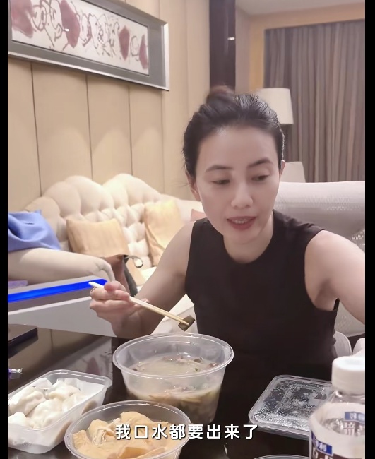 演员高圆圆:谁能拒绝南京鸭血粉丝汤! 演员高圆圆:谁能拒绝南京鸭血粉丝汤!