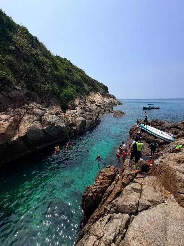 两名游客私入网红景点游玩，其中一男子坠海后被海浪卷走，警方回应：遗体已找到