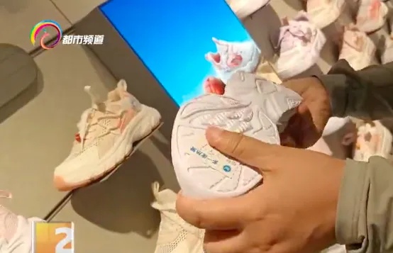 价格远超普通童鞋！高价机能鞋、学步鞋能防摔、矫正步态？医生：并无科学依据