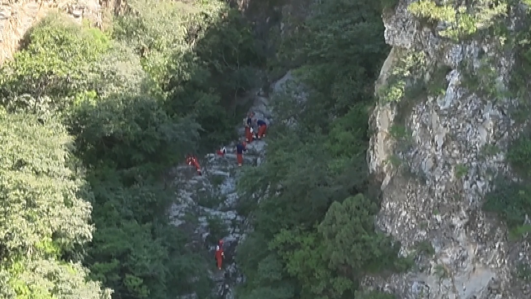 北京一家四口被困铁驼山4天 近300人进山救援 北京一家四口被困铁驼山4天 近300人进山救援