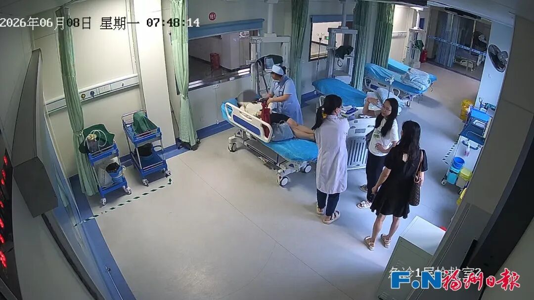 福州一女子公交上晕倒!车上刚好有5位医护人员…… 福州一女子公交上晕倒!车上刚好有5位医护人员……