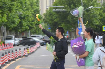 2026北京高考部分考生完成考试,老师送祝福 2026北京高考部分考生完成考试,老师送祝福