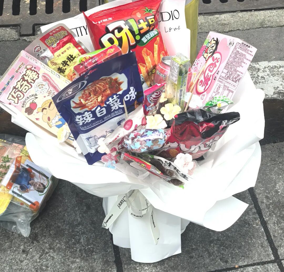 “想送好友一束不会枯萎的祝福”,高一女生等好友下考,购买零食自制一束“零食花束” “想送好友一束不会枯萎的祝福”,高一女生等好友下考,购买零食自制一束“零食花束”