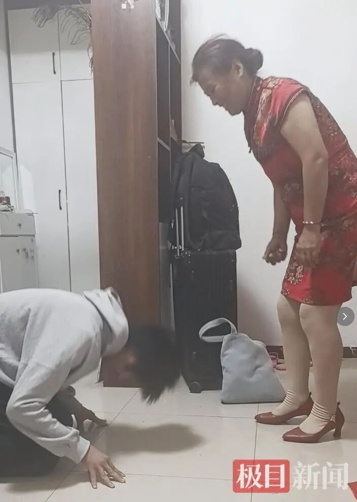 女出租车司机18年前雨夜捡回失聪弃婴,如今儿子高考后跪谢养母 女出租车司机18年前雨夜捡回失聪弃婴,如今儿子高考后跪谢养母