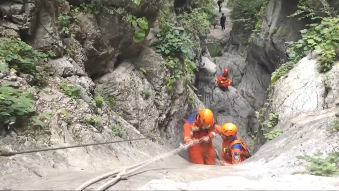 北京一家四口被困铁驼山4天 近300人进山救援 北京一家四口被困铁驼山4天 近300人进山救援