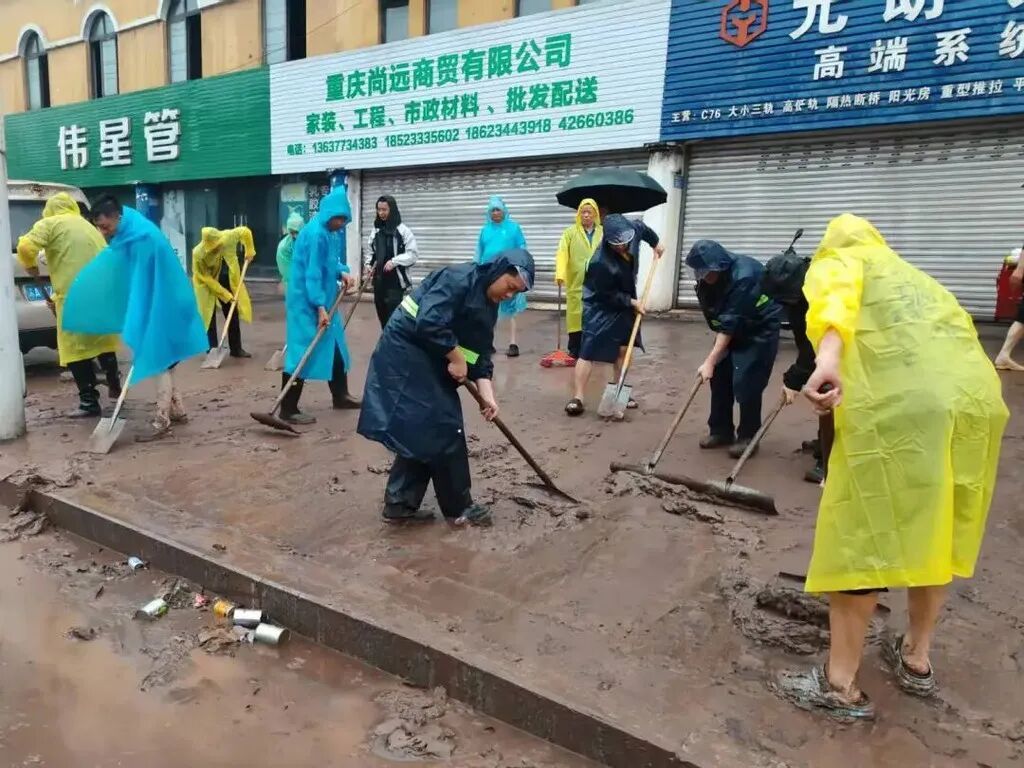 重庆城市管理部门快速清理倒伏树木,本轮强降雨应对工作有序收尾 重庆城市管理部门快速清理倒伏树木,本轮强降雨应对工作有序收尾