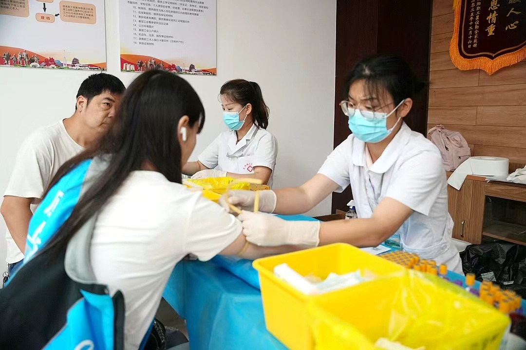 体检车开到“家”门口 湖南省新业态劳动者移动体检首站走进湘潭 体检车开到“家”门口 湖南省新业态劳动者移动体检首站走进湘潭