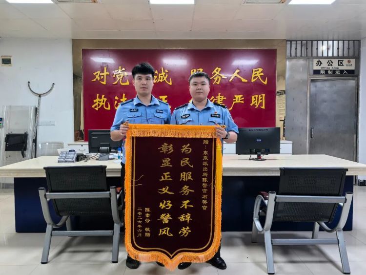 “孩子相信有事找警察,我们就不能让他失望”…… “孩子相信有事找警察,我们就不能让他失望”……