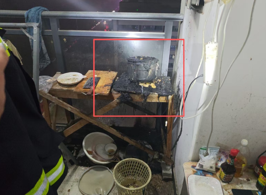 80元网购无牌电饭煲煮饭,男子仅离开15分钟,Ta突然喷火! 80元网购无牌电饭煲煮饭,男子仅离开15分钟,Ta突然喷火!