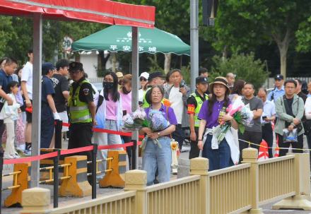 2026北京高考部分考生完成考试,老师送祝福 2026北京高考部分考生完成考试,老师送祝福