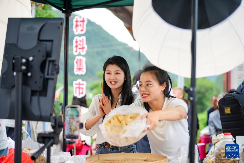 贵州“村抖”助农直播热 贵州“村抖”助农直播热