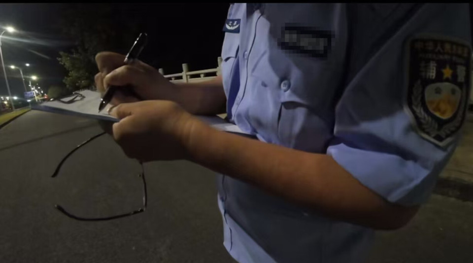“万一他跳了,我内疚一辈子”常州外卖小哥深夜桥上报警救人,网友怒赞 “万一他跳了,我内疚一辈子”常州外卖小哥深夜桥上报警救人,网友怒赞