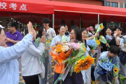 2026北京高考部分考生完成考试,老师送祝福 2026北京高考部分考生完成考试,老师送祝福