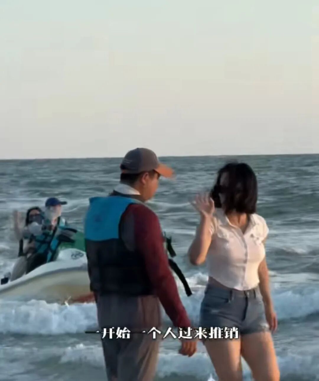 女游客称在北海银滩因拒绝快艇推销,遭两名男子围堵滋扰,景区:已关注到,正在处理 女游客称在北海银滩因拒绝快艇推销,遭两名男子围堵滋扰,景区:已关注到,正在处理