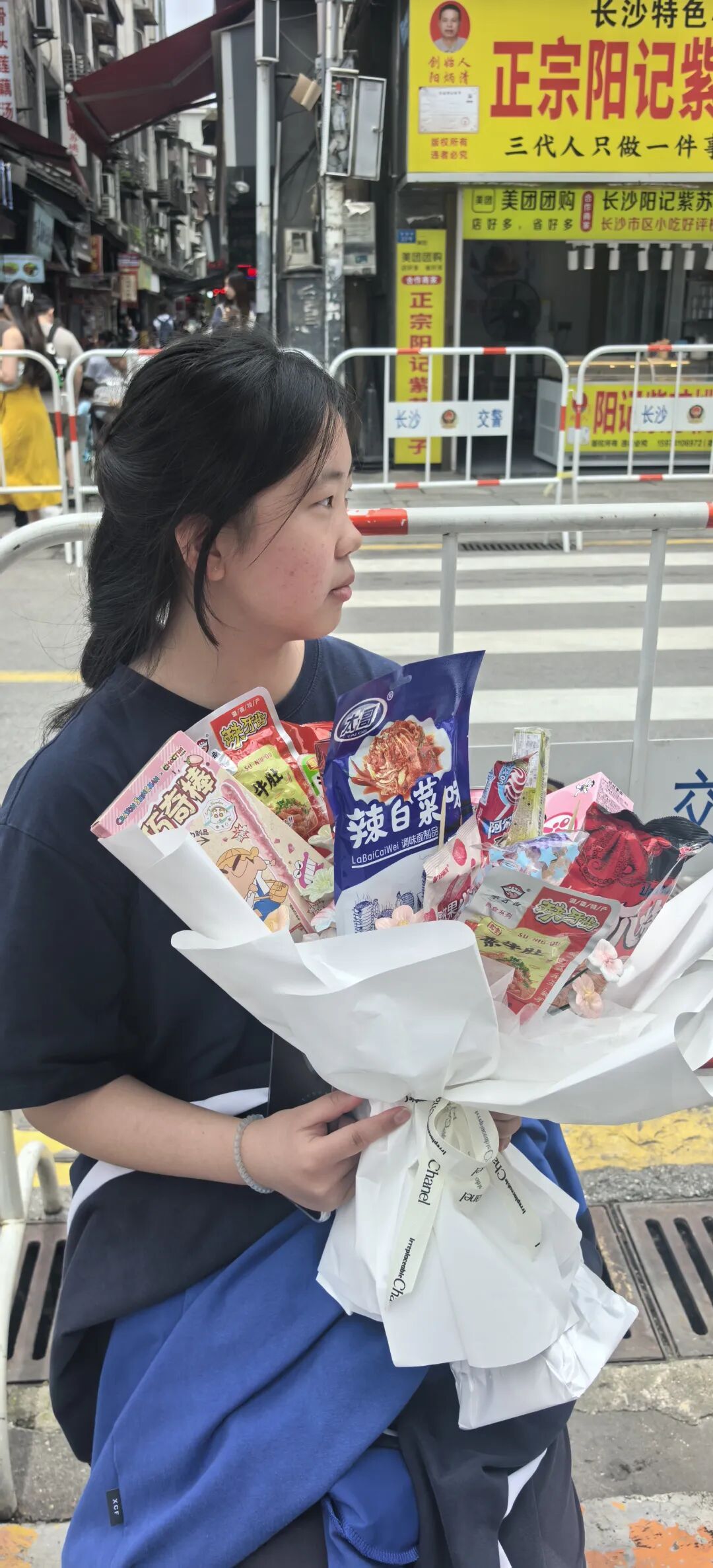 “想送好友一束不会枯萎的祝福”,高一女生等好友下考,购买零食自制一束“零食花束” “想送好友一束不会枯萎的祝福”,高一女生等好友下考,购买零食自制一束“零食花束”