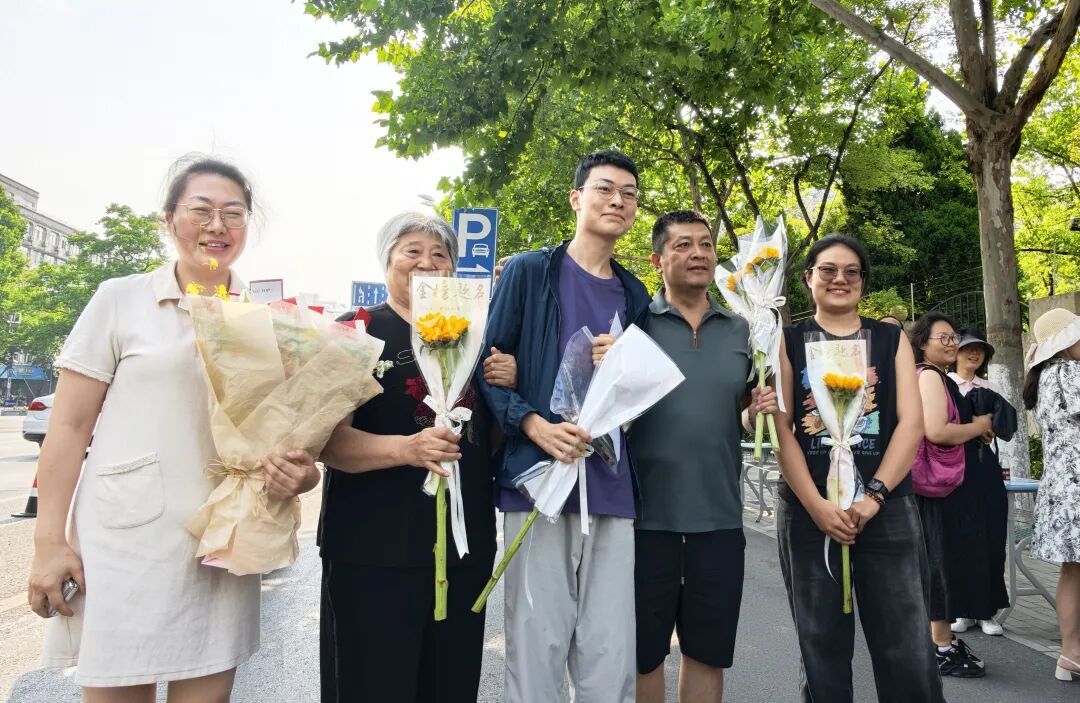 合肥高考考场外拍下一幕幕! 合肥高考考场外拍下一幕幕!