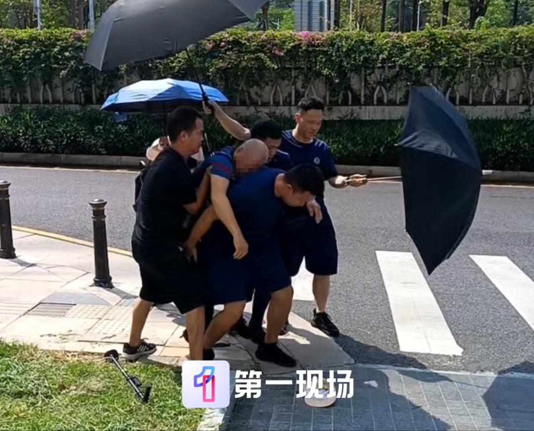 高温烈日下老人突然晕倒路边，路人急坏了不敢扶，多亏“蓝朋友”及时出现