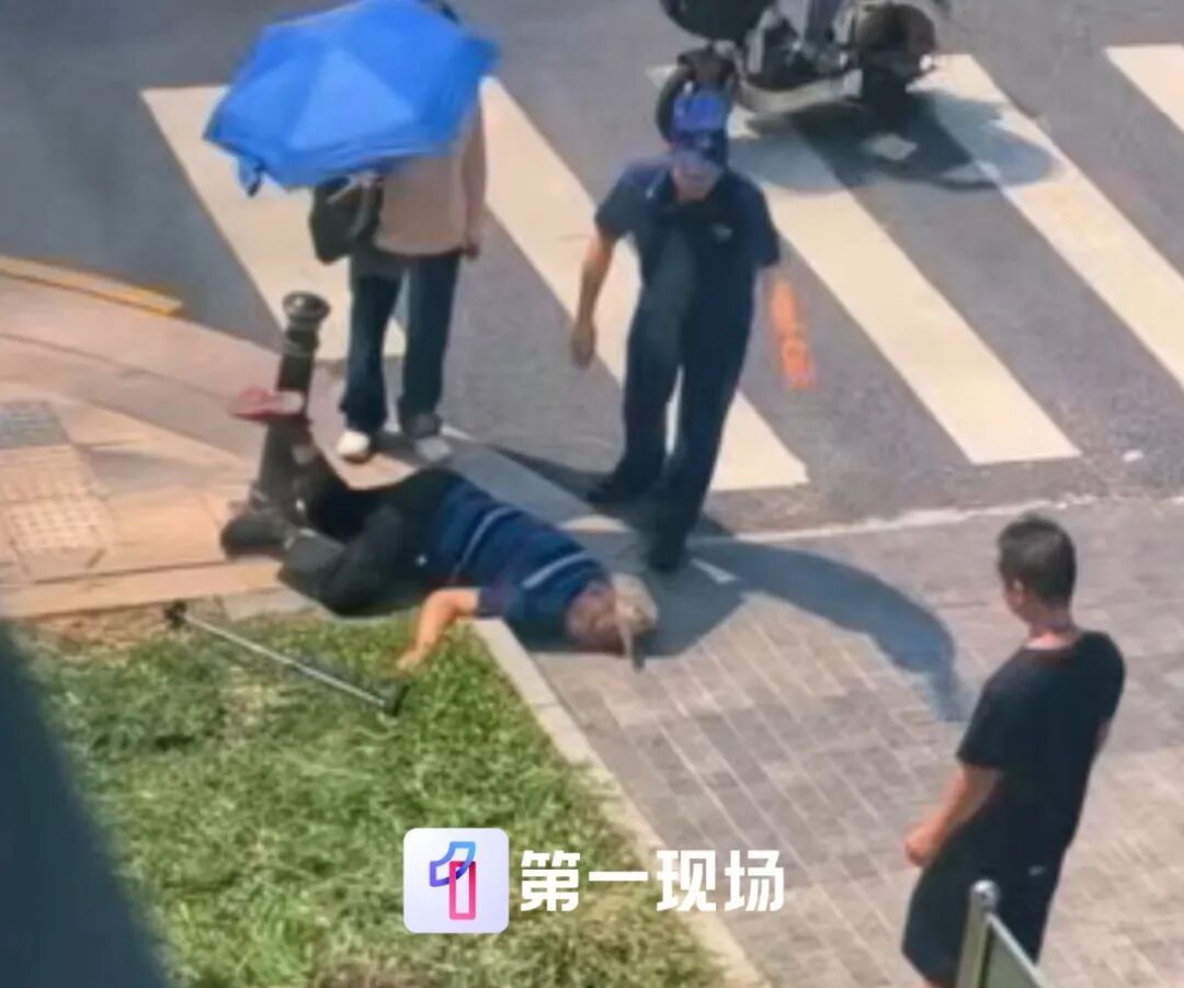 高温烈日下老人突然晕倒路边，路人急坏了不敢扶，多亏“蓝朋友”及时出现