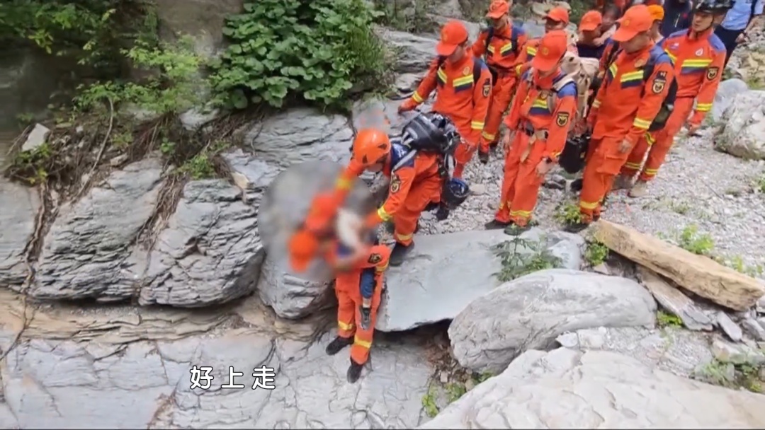 北京一家四口被困铁驼山4天 近300人进山救援 北京一家四口被困铁驼山4天 近300人进山救援