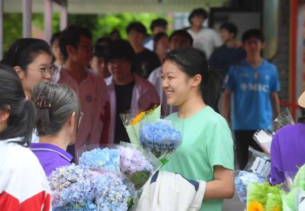 2026北京高考部分考生完成考试,老师送祝福 2026北京高考部分考生完成考试,老师送祝福
