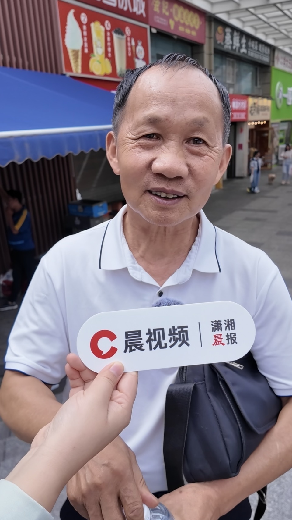 大爷专程来长沙考场感受氛围,“没能参加高考是遗憾” 大爷专程来长沙考场感受氛围,“没能参加高考是遗憾”
