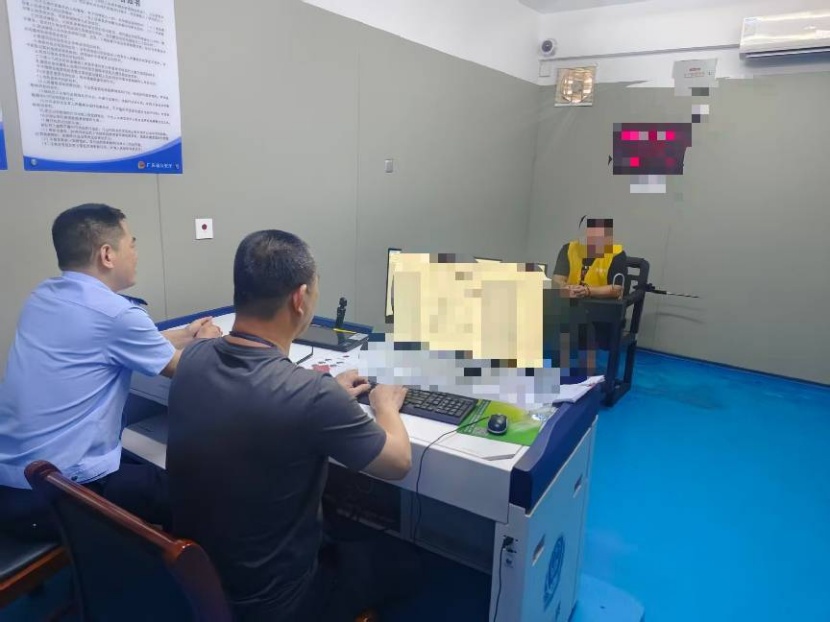 9座面包车竟挤22名学生?!司机被刑拘! 9座面包车竟挤22名学生?!司机被刑拘!