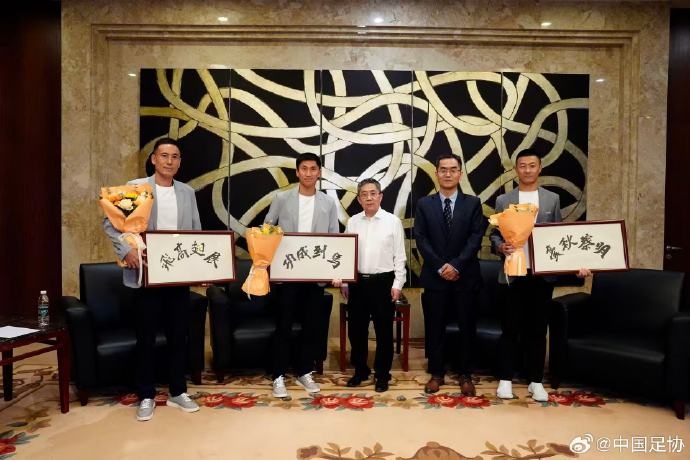 中国裁判组马宁、傅明、周飞拍摄世界杯官方写真;马宁回应被调侃“没有软肋” 中国裁判组马宁、傅明、周飞拍摄世界杯官方写真;马宁回应被调侃“没有软肋”