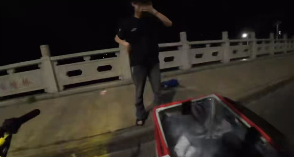 “万一他跳了,我内疚一辈子”常州外卖小哥深夜桥上报警救人,网友怒赞 “万一他跳了,我内疚一辈子”常州外卖小哥深夜桥上报警救人,网友怒赞