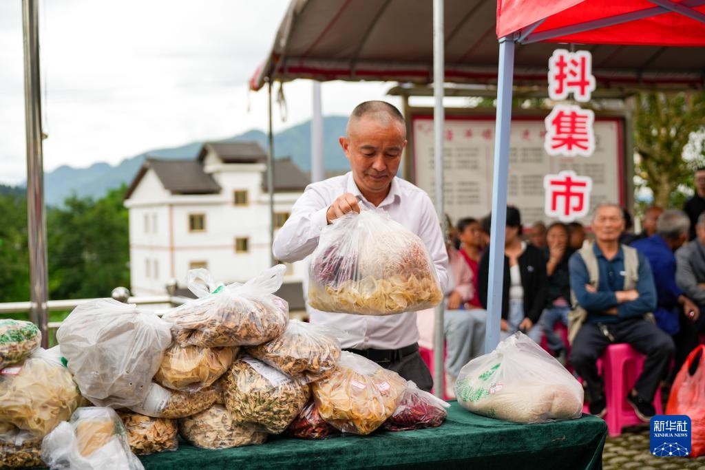 贵州“村抖”助农直播热 贵州“村抖”助农直播热
