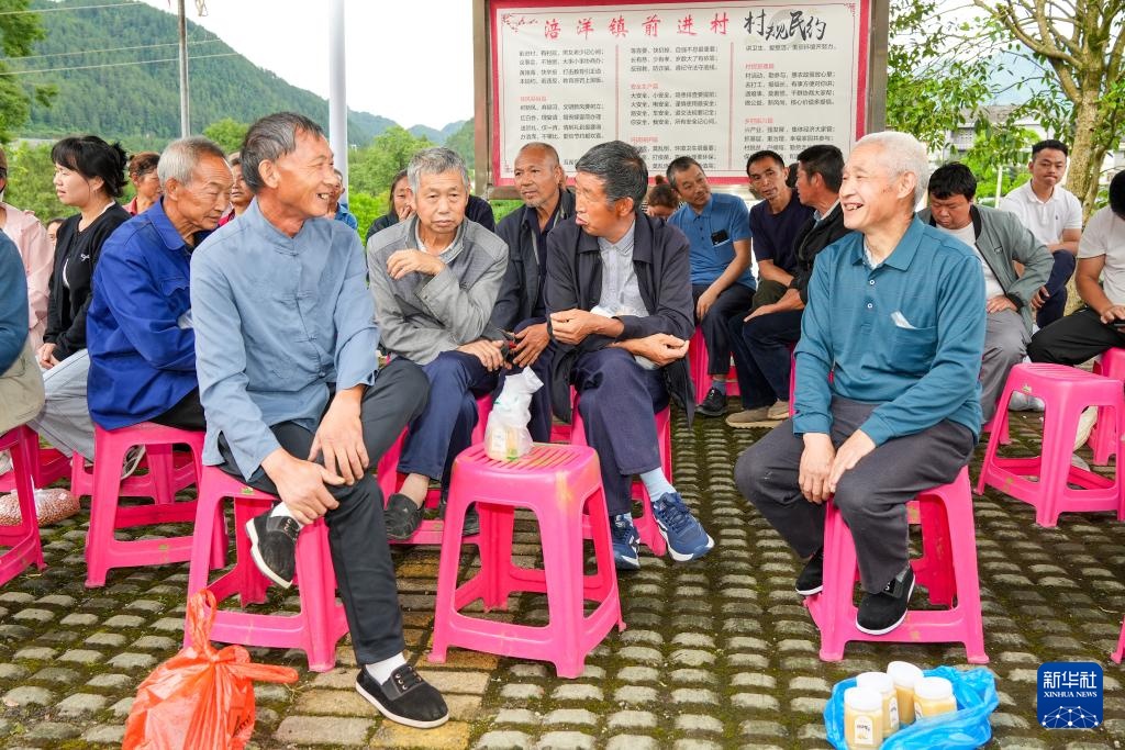 贵州“村抖”助农直播热 贵州“村抖”助农直播热