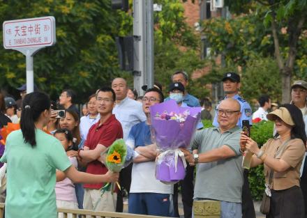 2026北京高考部分考生完成考试,老师送祝福 2026北京高考部分考生完成考试,老师送祝福