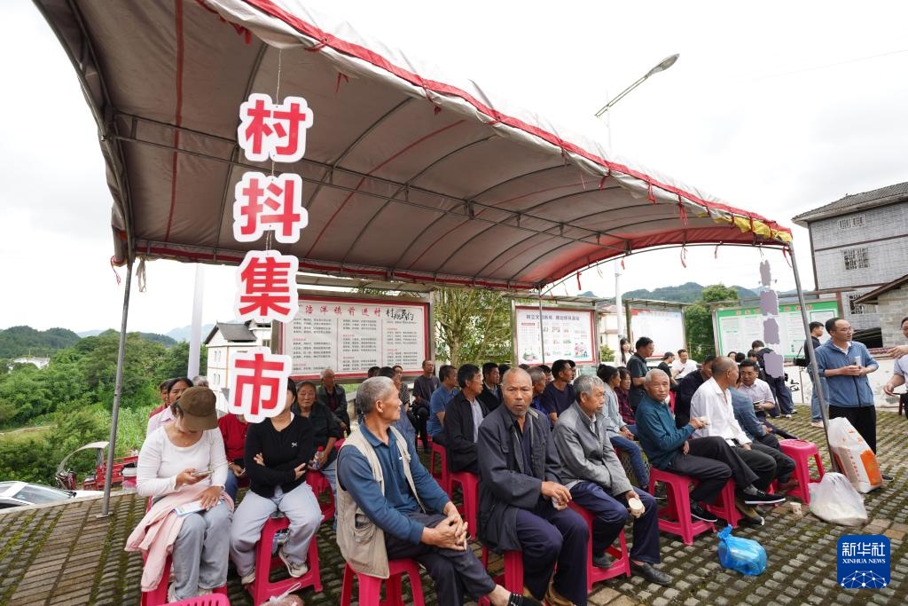 贵州“村抖”助农直播热 贵州“村抖”助农直播热