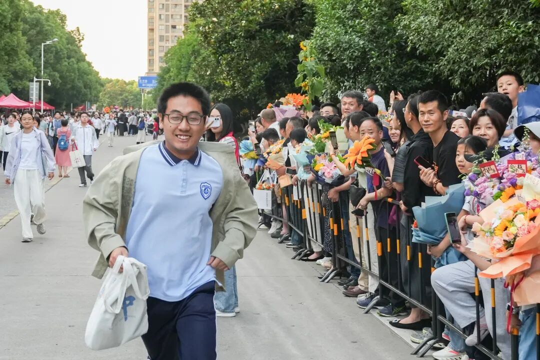 合肥高考考场外拍下一幕幕! 合肥高考考场外拍下一幕幕!