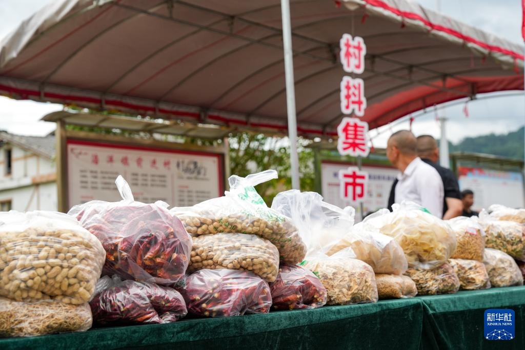 贵州“村抖”助农直播热 贵州“村抖”助农直播热