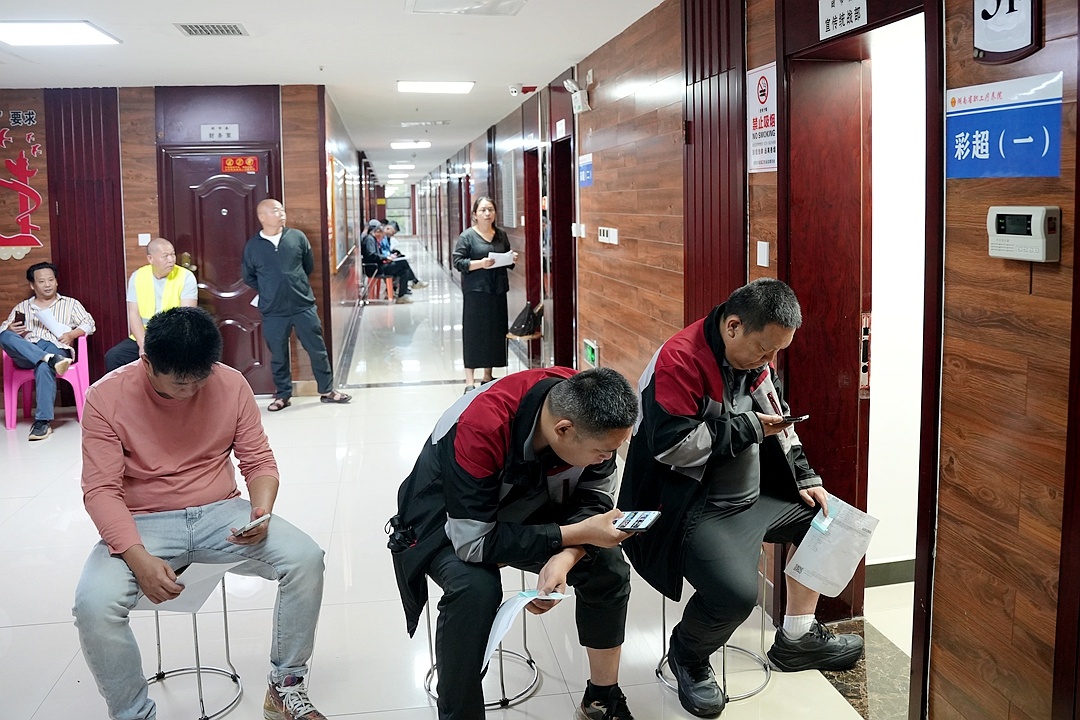 体检车开到“家”门口 湖南省新业态劳动者移动体检首站走进湘潭 体检车开到“家”门口 湖南省新业态劳动者移动体检首站走进湘潭