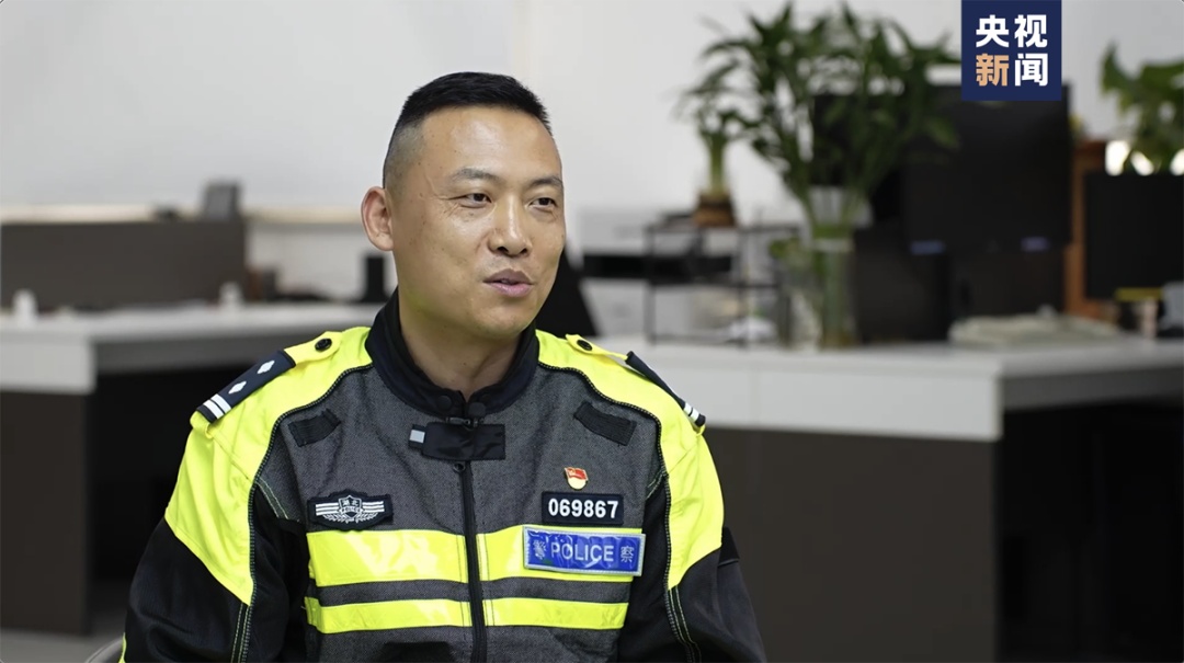 这位交警,怎么总在“碎碎念”? 这位交警,怎么总在“碎碎念”?