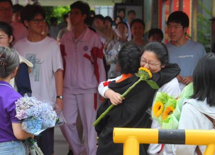 2026北京高考部分考生完成考试,老师送祝福 2026北京高考部分考生完成考试,老师送祝福