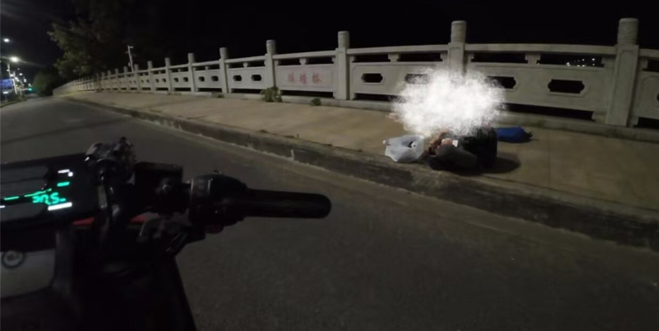 “万一他跳了,我内疚一辈子”常州外卖小哥深夜桥上报警救人,网友怒赞 “万一他跳了,我内疚一辈子”常州外卖小哥深夜桥上报警救人,网友怒赞