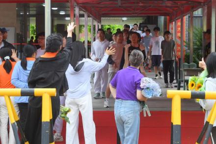 2026北京高考部分考生完成考试,老师送祝福 2026北京高考部分考生完成考试,老师送祝福