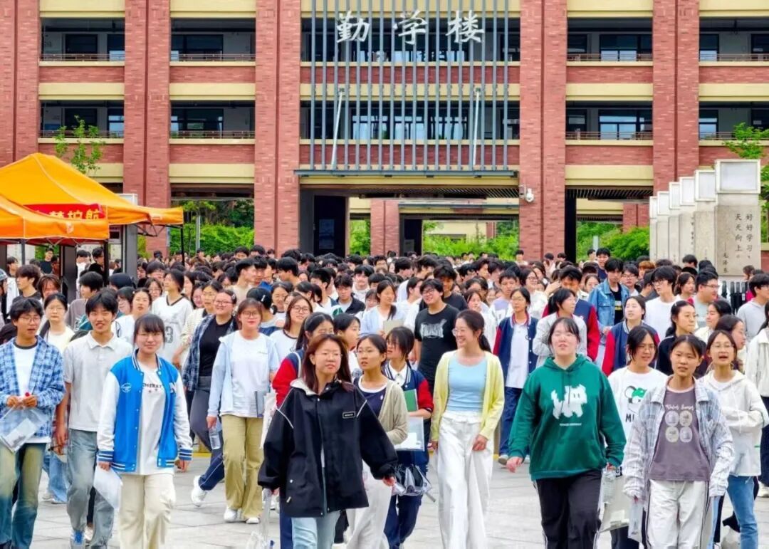 合肥高考考场外拍下一幕幕! 合肥高考考场外拍下一幕幕!
