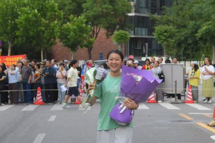 2026北京高考部分考生完成考试,老师送祝福 2026北京高考部分考生完成考试,老师送祝福