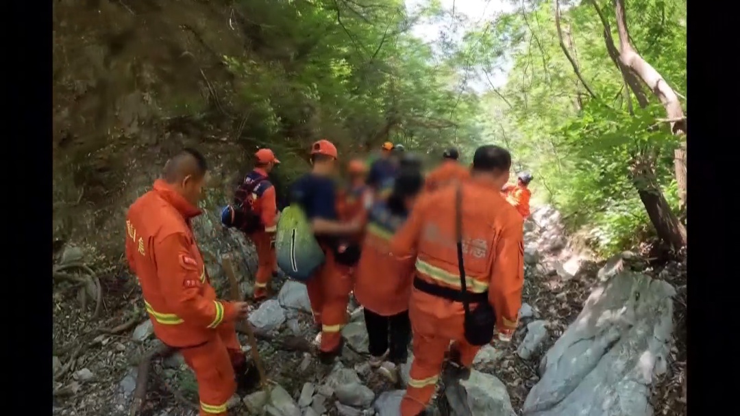 北京一家四口被困铁驼山4天 近300人进山救援 北京一家四口被困铁驼山4天 近300人进山救援