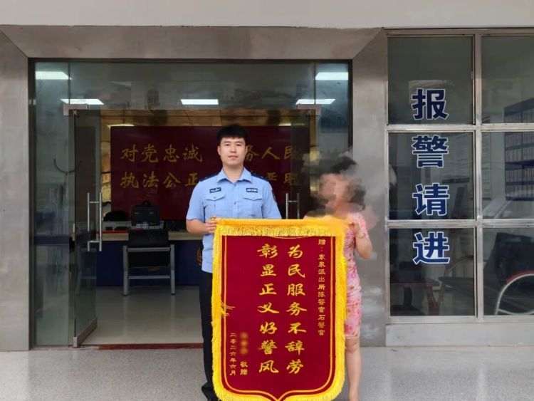 “孩子相信有事找警察,我们就不能让他失望”…… “孩子相信有事找警察,我们就不能让他失望”……