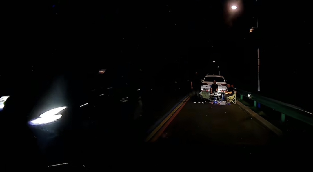 前方高能!一司机夜间开车发现四人在车道上摆桌吃饭!车主:已报警 前方高能!一司机夜间开车发现四人在车道上摆桌吃饭!车主:已报警