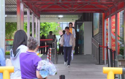2026北京高考部分考生完成考试,老师送祝福 2026北京高考部分考生完成考试,老师送祝福