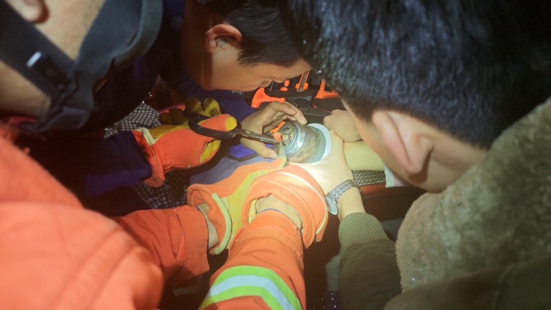 厨房这个地方利如刀片,使用时千万注意:一旦被卡切勿大力拉扯 厨房这个地方利如刀片,使用时千万注意:一旦被卡切勿大力拉扯
